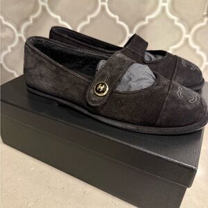 BNWT Chanel 25B Black Suede Calfskin Shearling Mary Jane Shoes, Flat, Size 38